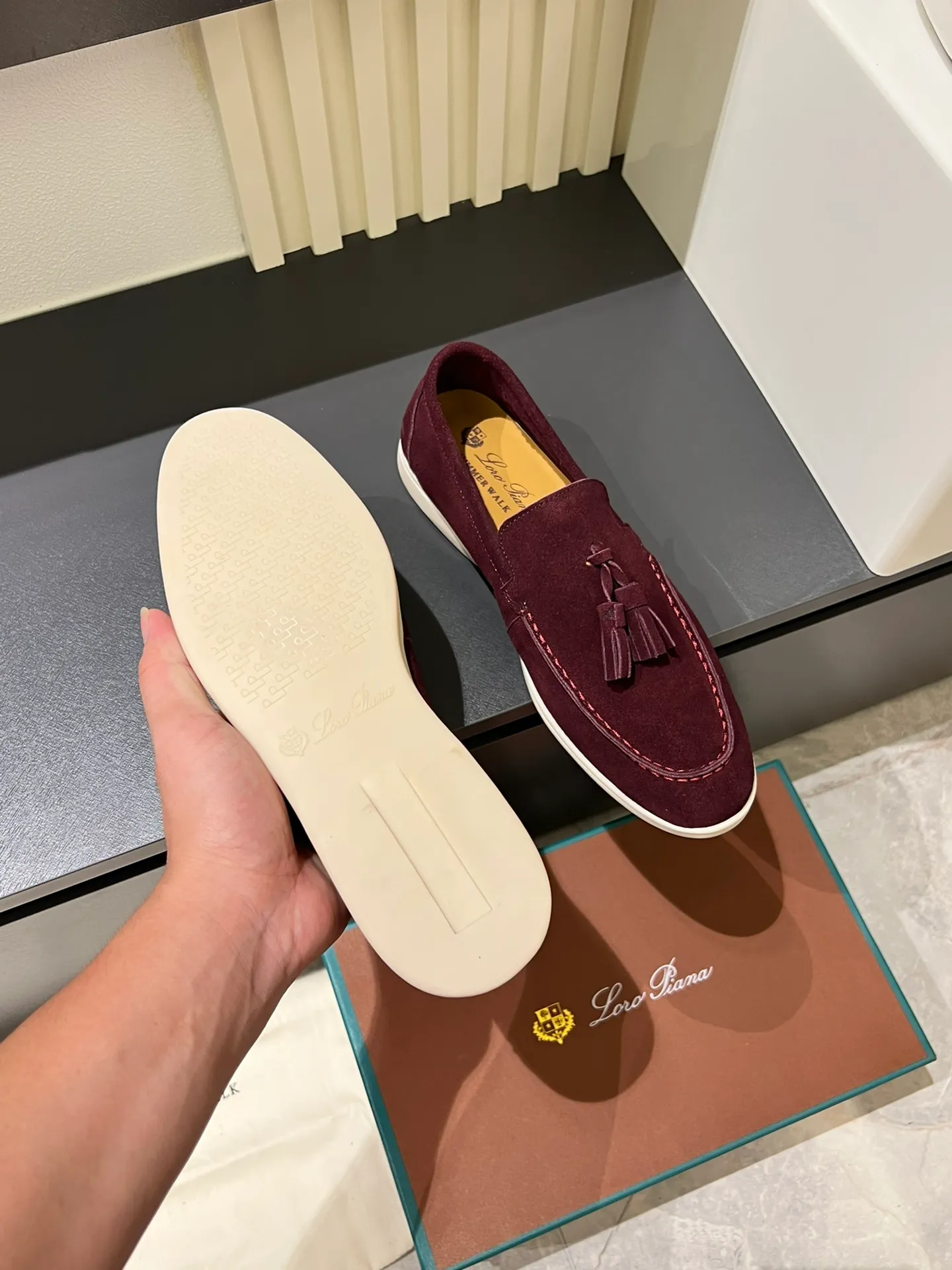 Men's shoes 💰p360 "Loro men's shoes 💰pian'*" Classic L men's shoes for couples 💰p Top version British flat loafers, a must-have item in old money style, the minimalist design is eye-catching and durable, a plus point for dressing The soft foot feel and texture are outstanding. They don’t scratch your feet and are very nice. They are matched with soft and waxy soles. They can be worn daily for a long time without getting tired. They are easy to wear, versatile and classic items, with perfect foot feel and texture! Imported cashmere fabric, the lining is made of imported A-grade water-dyed cow lining, the top version of the genuine leather midsole is sewn with pure handmade mark thread! Size: Female 35-40 (34. Customized) Male 38-44 (45.46. Customized)